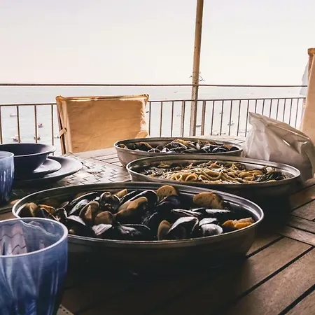A Con Giardino E Discesa A Mare Villa *
