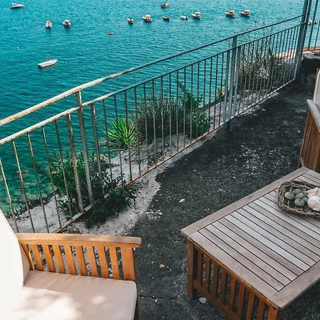 A Con Giardino E Discesa A Mare