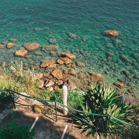 A Con Giardino E Discesa A Mare *